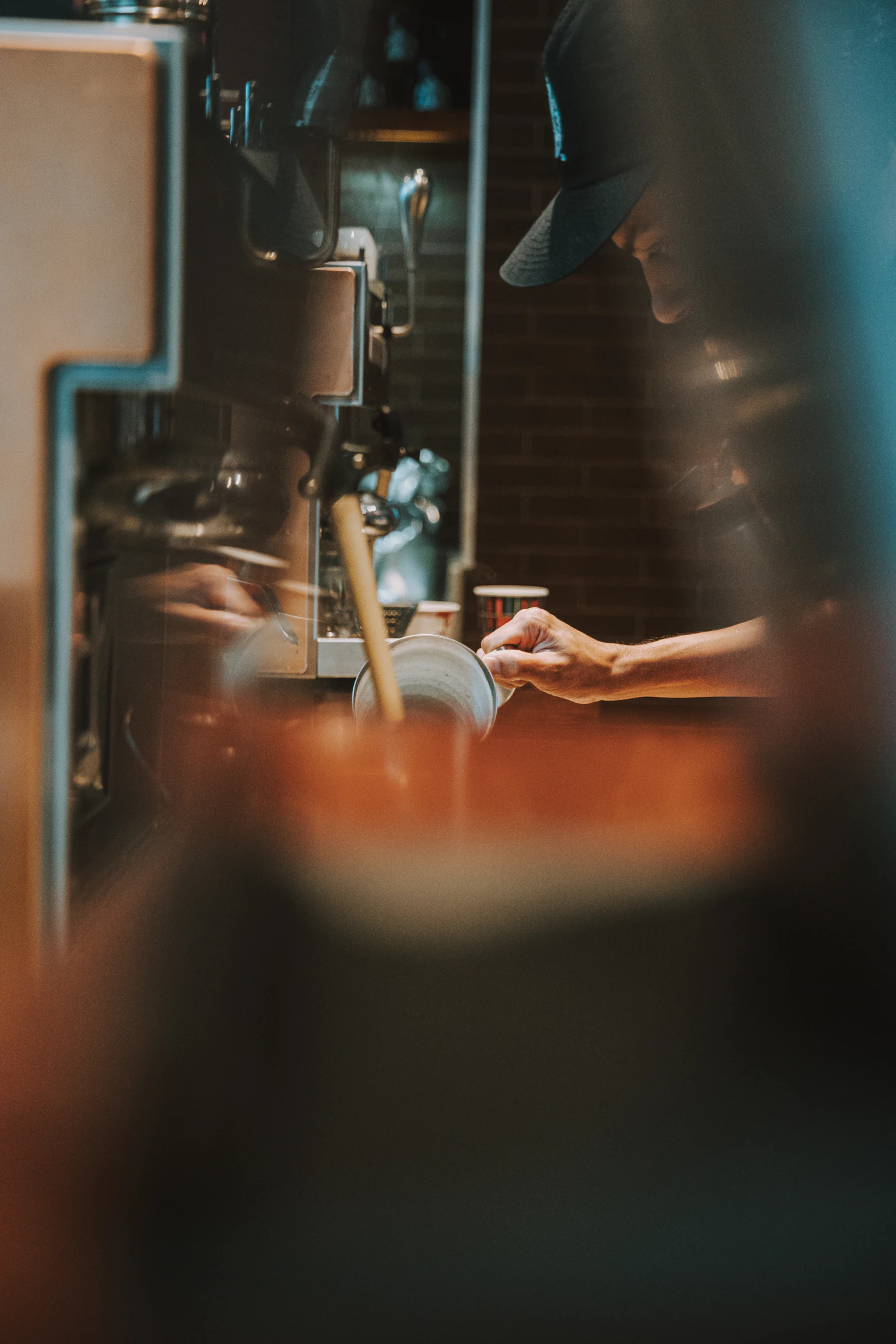 Espresso makinesinde çalışan barista